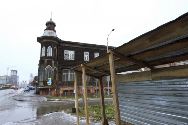 Дом на ул. Короленко, 97 в Барнауле снесли до основания.