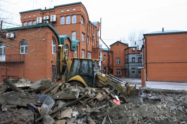 Дом на ул. Короленко, 97 в Барнауле снесли до основания.