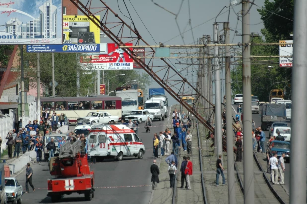 Башенный кран рухнул на пр. Красноармейском в Барнауле. 25.05.2005.