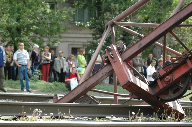 Башенный кран рухнул на пр. Красноармейском в Барнауле. 25.05.2005.