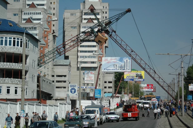 Башенный кран рухнул на пр. Красноармейском в Барнауле. 25.05.2005.