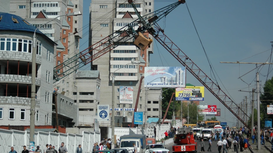 Башенный кран рухнул на пр. Красноармейском в Барнауле. 25.05.2005.