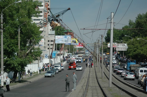 Башенный кран рухнул на пр. Красноармейском в Барнауле. 25.05.2005.