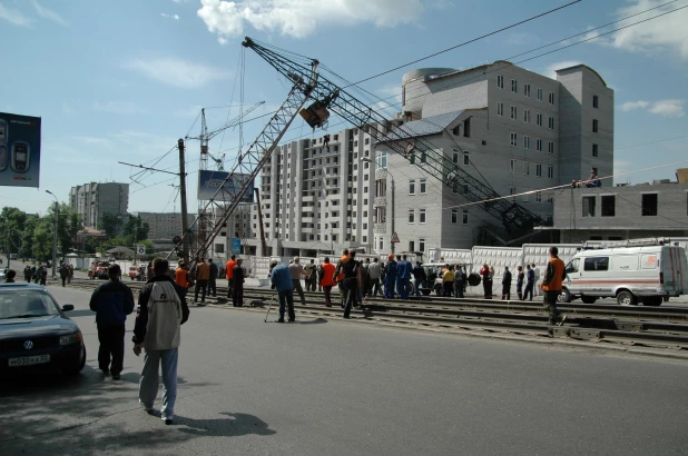 Башенный кран рухнул на пр. Красноармейском в Барнауле. 25.05.2005.