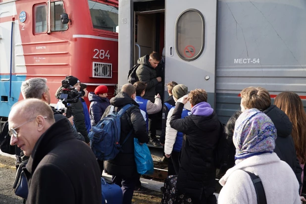 Встреча детей из Луганска на железнодорожном вокзале Барнаула.