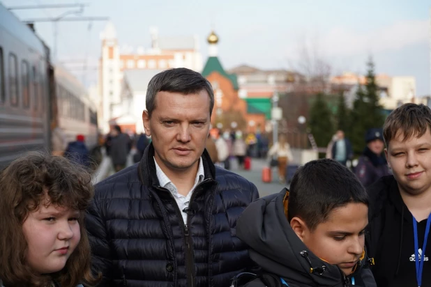 Встреча детей из Луганска на железнодорожном вокзале Барнаула.