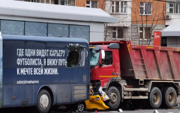 Последствия ДТП с участием самосвала, такси и автобуса на улице 1905 года в центре Москвы.