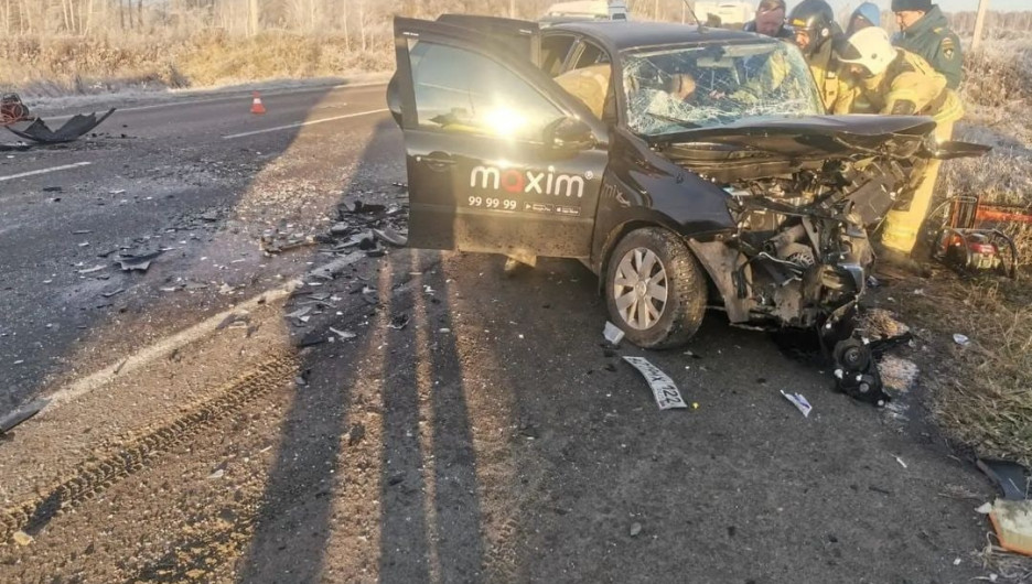 Два автомобиля такси жестко столкнулись в Бийске