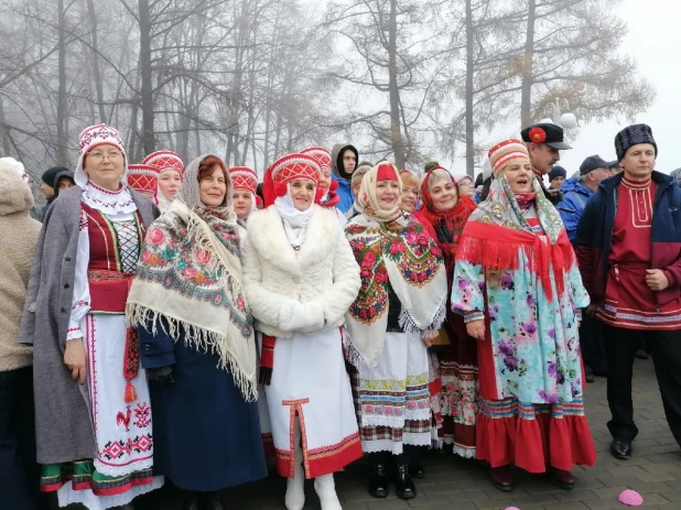 Открытие стелы "Город трудовой доблести" в Барнауле 04.11.2022.