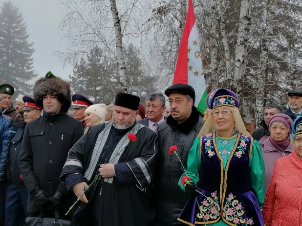 Открытие стелы "Город трудовой доблести" в Барнауле 04.11.2022.