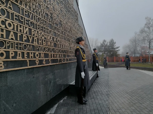 Открытие стелы "Город трудовой доблести" в Барнауле 04.11.2022.