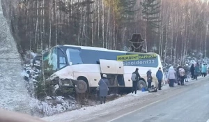 Автобус и грузовик столкнулись в Алтайском крае 04.11.2022.