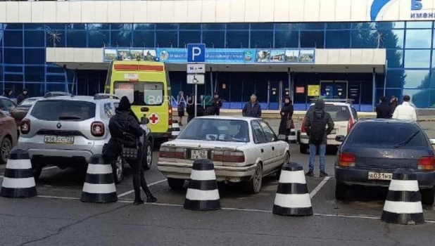 Людей экстренно эвакуировали из аэропорта в Барнауле 05.11.2022.