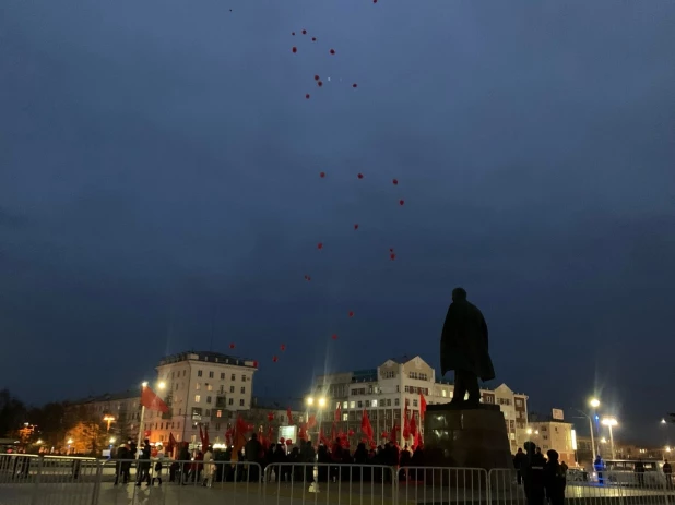 Митинг на площади Советов.