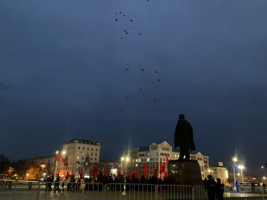 Огороженный Ленин, шарики в небе. Коммунисты на площади Советов отметили 7 ноября