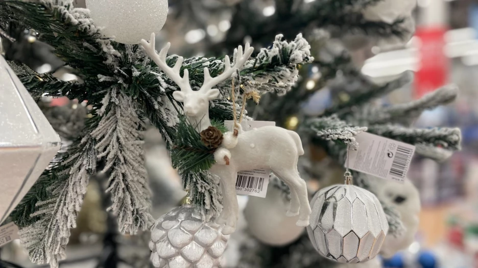 Новогодние игрушки в магазинах Барнаула 