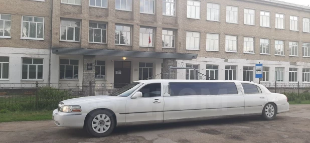  Lincoln Town Car 2003 года выпуска за 460 тыс. рублей