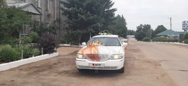  Lincoln Town Car 2003 года выпуска за 460 тыс. рублей