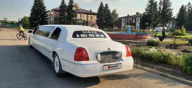  Lincoln Town Car 2003 года выпуска за 460 тыс. рублей