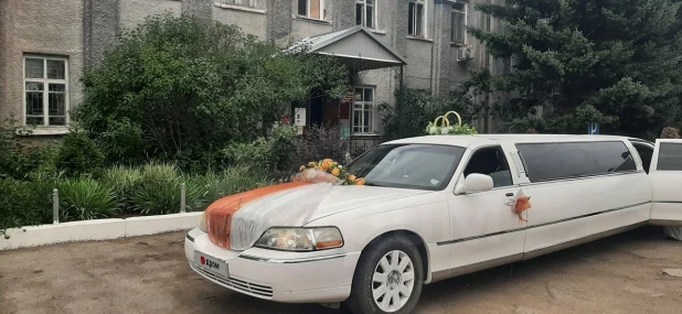  Lincoln Town Car 2003 года выпуска за 460 тыс. рублей