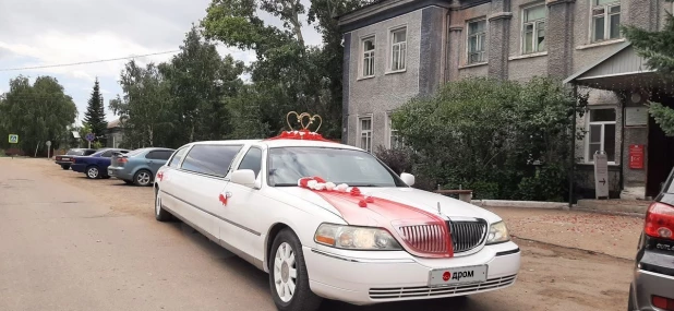  Lincoln Town Car 2003 года выпуска за 460 тыс. рублей