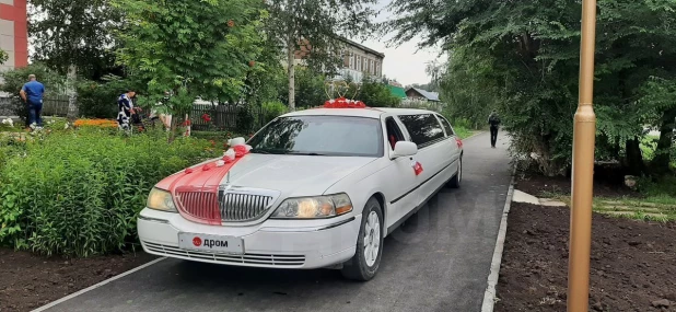  Lincoln Town Car 2003 года выпуска за 460 тыс. рублей