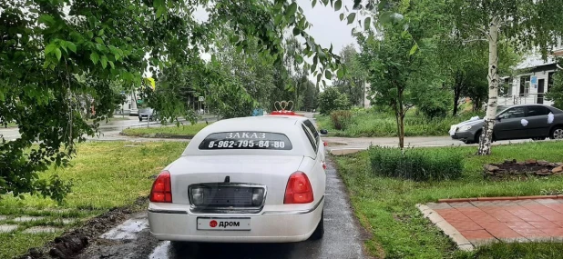  Lincoln Town Car 2003 года выпуска за 460 тыс. рублей