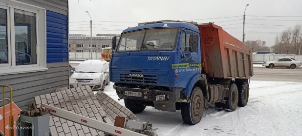 КамАЗ врезался в забор.