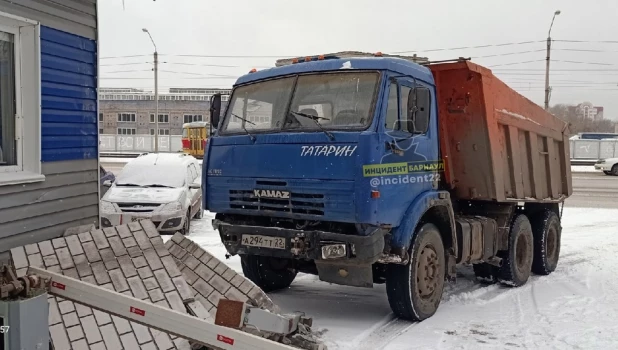 КамАЗ врезался в забор.