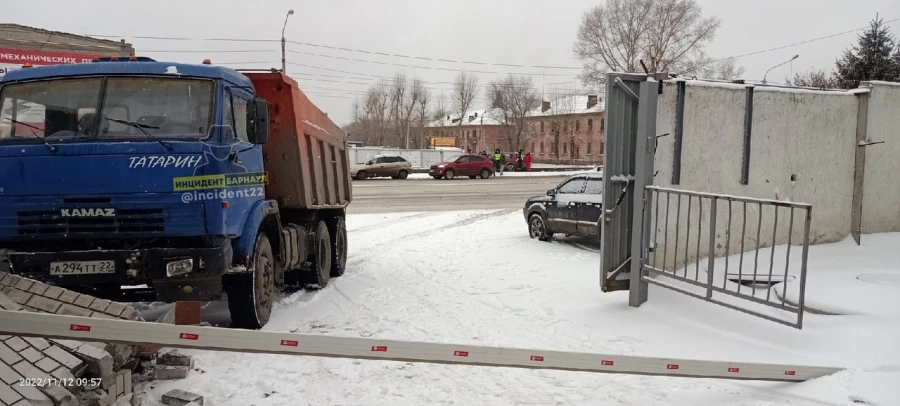 КамАЗ врезался в забор.