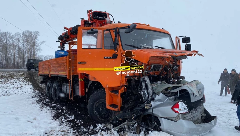 Жуткая смертельная авария с КАМАЗом случилась на трассе Бийск-Барнаул