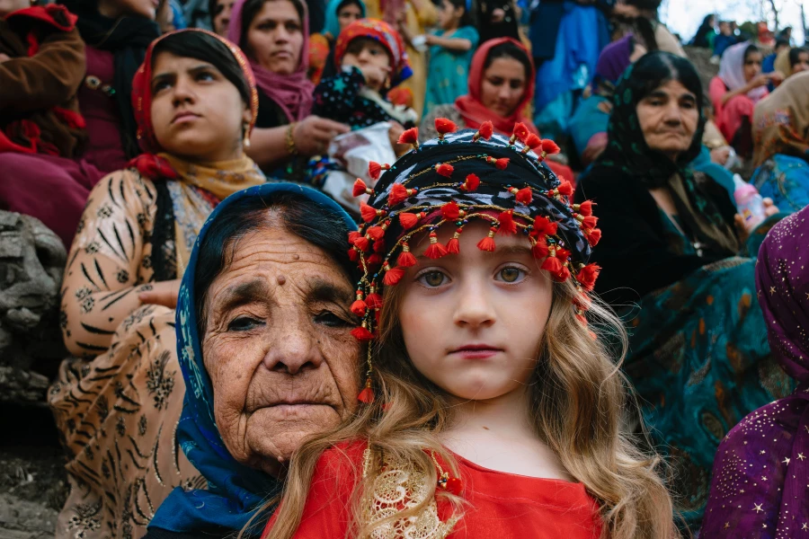 Бабушка и внучка наблюдают за празднованием Новруза в деревне Бесаран в провинции Курдистан, Иран.