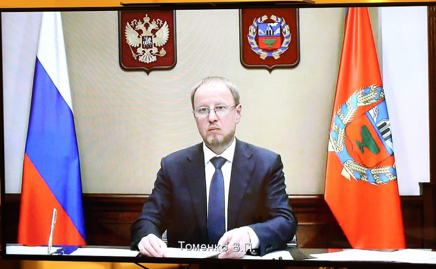 Виктор Томенко и Владимир Путин поговорили по видеосвязи.