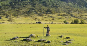 Археологи изучают памятники.