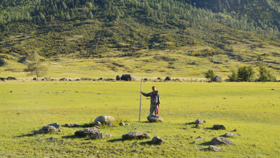 Археологи изучают памятники.