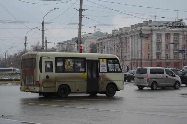 Немытые автобусы и продрогшие машины на дорогах Барнаула. Фоторепортаж altapress.ru.