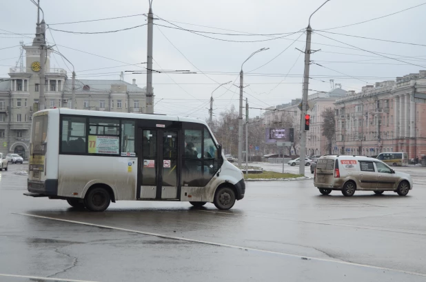 Немытые автобусы и продрогшие машины на дорогах Барнаула. Фоторепортаж altapress.ru.