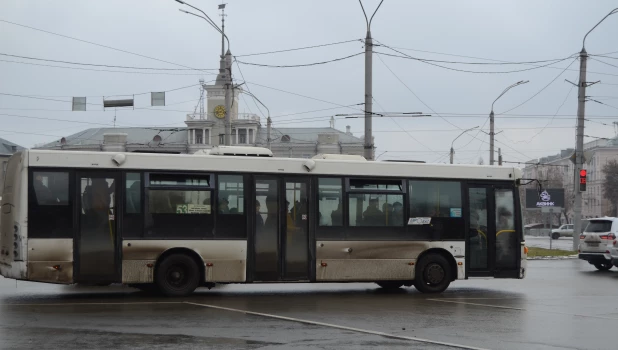 Немытые автобусы и продрогшие машины на дорогах Барнаула. Фоторепортаж altapress.ru.
