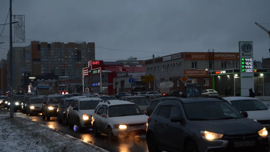 Немытые автобусы и продрогшие машины на дорогах Барнаула. Фоторепортаж altapress.ru.