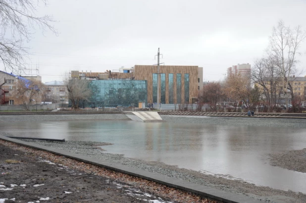 В Барнауле парк "Изумрудный" заполняют водой 16.11.2022.