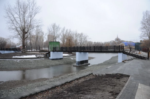 В Барнауле парк "Изумрудный" заполняют водой 16.11.2022.