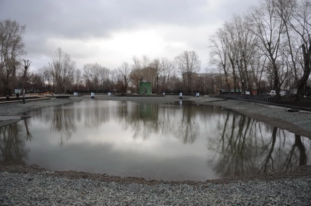 В Барнауле парк "Изумрудный" заполняют водой 16.11.2022.