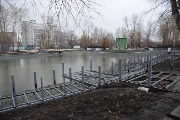 В Барнауле парк "Изумрудный" заполняют водой 16.11.2022.