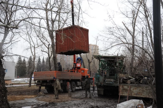 В Барнауле парк "Изумрудный" заполняют водой 16.11.2022.