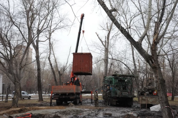 В Барнауле парк "Изумрудный" заполняют водой 16.11.2022.