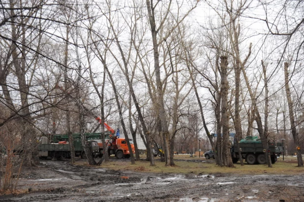 В Барнауле парк "Изумрудный" заполняют водой 16.11.2022.