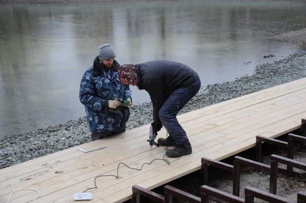 В Барнауле парк "Изумрудный" заполняют водой 16.11.2022.