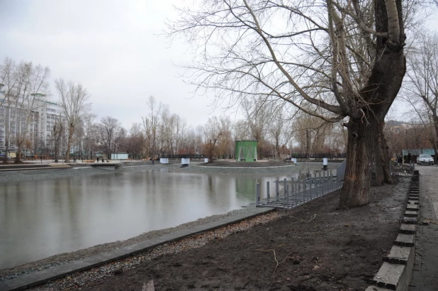 В Барнауле парк "Изумрудный" заполняют водой 16.11.2022.