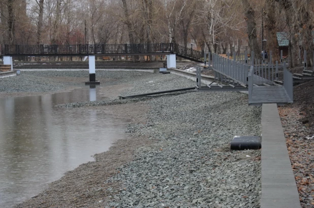 В Барнауле парк "Изумрудный" заполняют водой 16.11.2022.