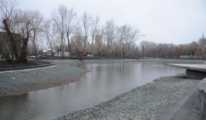 В Барнауле парк "Изумрудный" заполняют водой 16.11.2022.